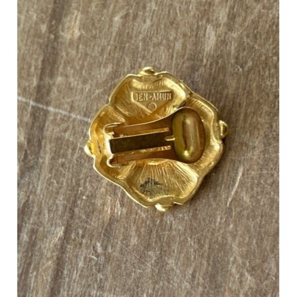 BEN- AMUN Vintage Matte Gold Tone Etruscan Earrings Clip On Pearl Center 1980's - Picture 3 of 3